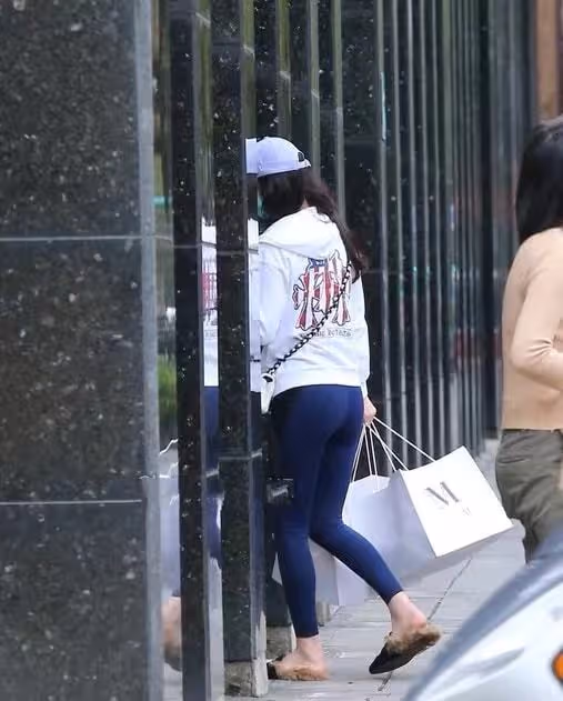 孫道存小32歲遺孀罕露面,穿健身服露小蠻腰,乘豪車外出心情大好