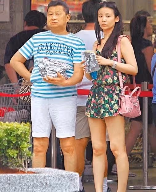 孫道存小32歲遺孀罕露面,穿健身服露小蠻腰,乘豪車外出心情大好