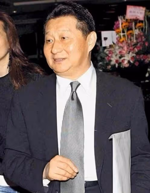 孫道存小32歲遺孀罕露面,穿健身服露小蠻腰,乘豪車外出心情大好