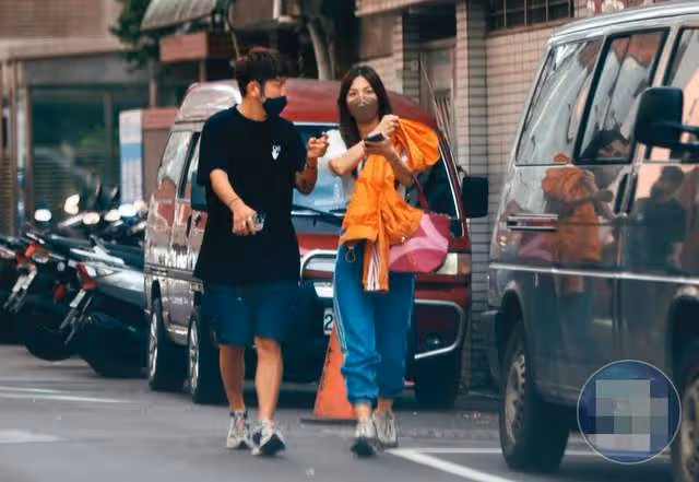 38歲男星著急當爸,帶新婚嬌妻看婦產科盼其生三娃,砸百萬換豪車