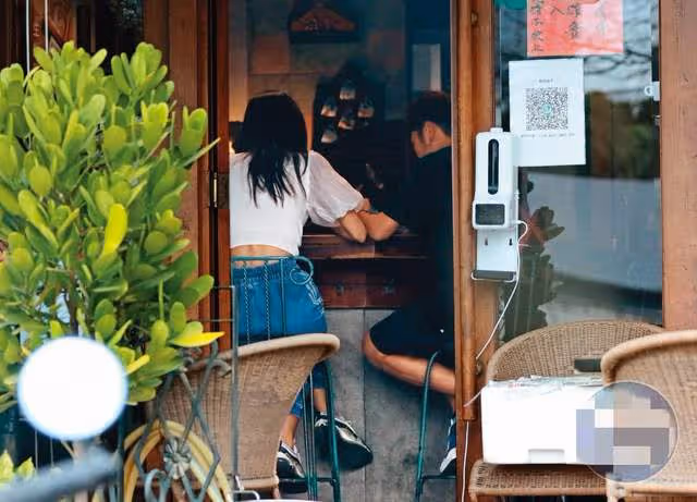 38歲男星著急當爸,帶新婚嬌妻看婦產科盼其生三娃,砸百萬換豪車