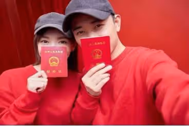 有種秀恩愛「結婚照」叫唐嫣，別人都老老實實，她卻和別人不一樣
