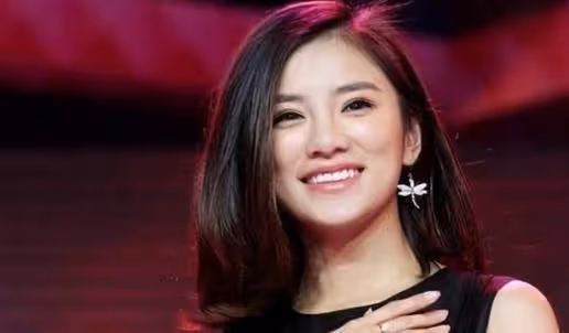 知名女主持現場失誤，漏穿一件衣服，一旁的張國立反應尷尬