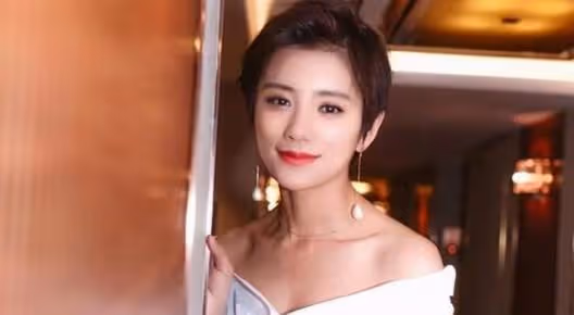 知名女主持現場失誤，漏穿一件衣服，一旁的張國立反應尷尬