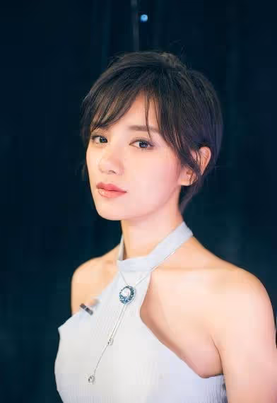 知名女主持現場失誤，漏穿一件衣服，一旁的張國立反應尷尬