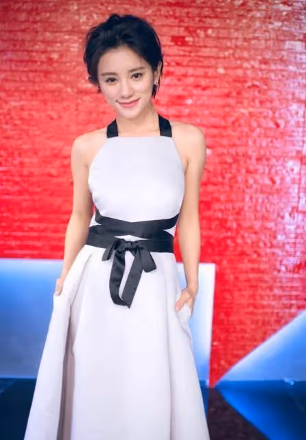 知名女主持現場失誤，漏穿一件衣服，一旁的張國立反應尷尬
