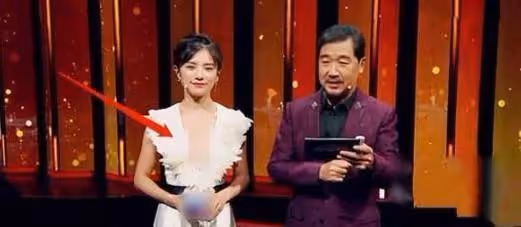 知名女主持現場失誤，漏穿一件衣服，一旁的張國立反應尷尬