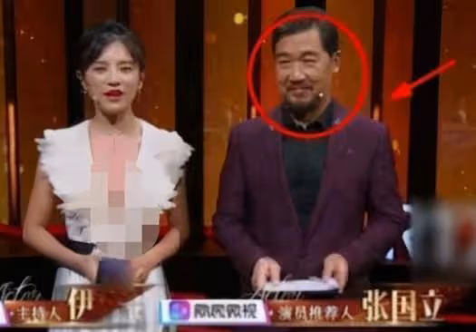 知名女主持現場失誤，漏穿一件衣服，一旁的張國立反應尷尬