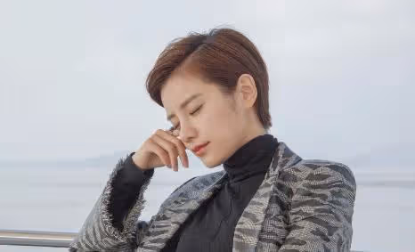 知名女主持現場失誤，漏穿一件衣服，一旁的張國立反應尷尬