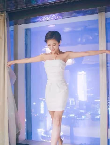知名女主持現場失誤，漏穿一件衣服，一旁的張國立反應尷尬