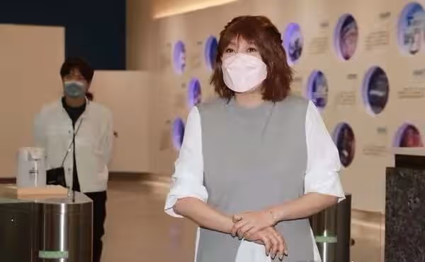 36歲女星患乳腺癌後首露面採訪!頭髮全部掉光,身形消瘦難掩憔悴