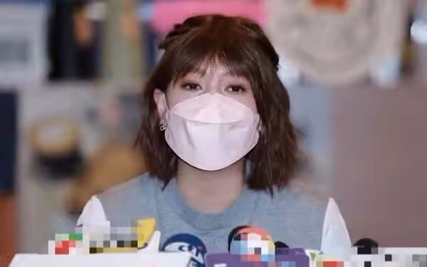 36歲女星患乳腺癌後首露面採訪!頭髮全部掉光,身形消瘦難掩憔悴