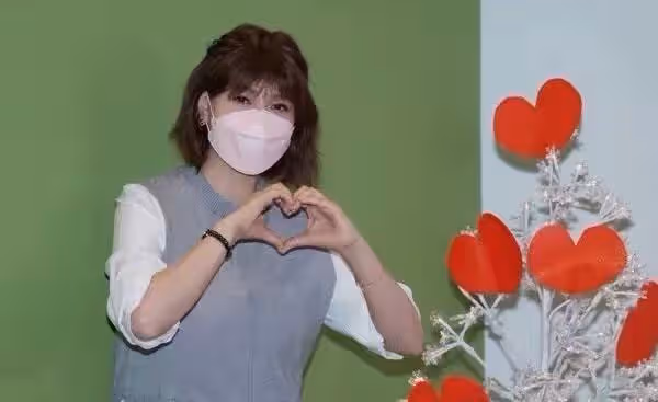 36歲女星患乳腺癌後首露面採訪！頭髮全部掉光，身形消瘦難掩憔悴