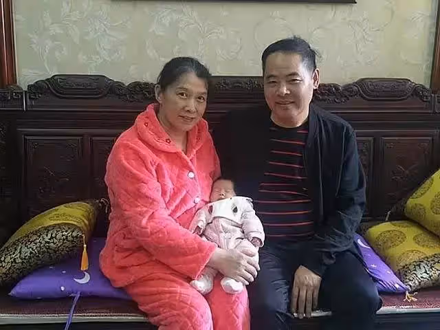 53歲大媽中年失獨,試管3次冒險生子終如願,但孩子抱在懷中,她卻悔不當初