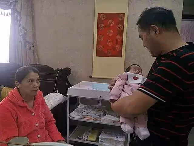 53歲大媽中年失獨,試管3次冒險生子終如願,但孩子抱在懷中,她卻悔不當初