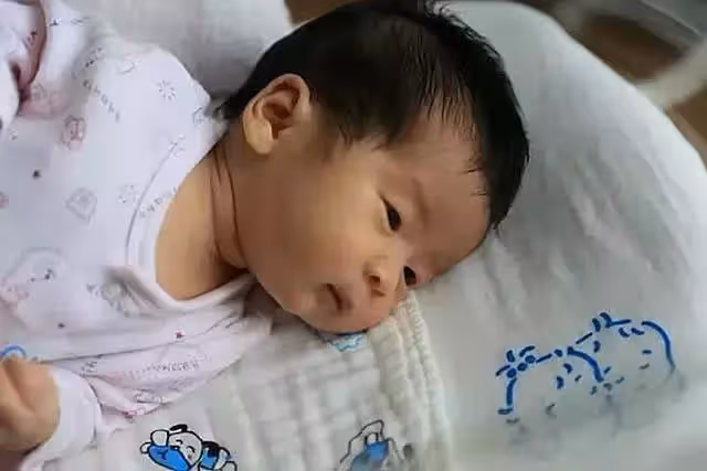 53歲大媽中年失獨,試管3次冒險生子終如願,但孩子抱在懷中,她卻悔不當初
