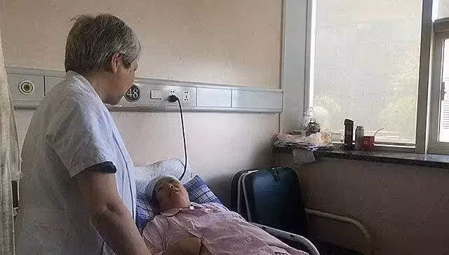 53歲大媽中年失獨,試管3次冒險生子終如願,但孩子抱在懷中,她卻悔不當初