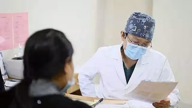 53歲大媽中年失獨,試管3次冒險生子終如願,但孩子抱在懷中,她卻悔不當初