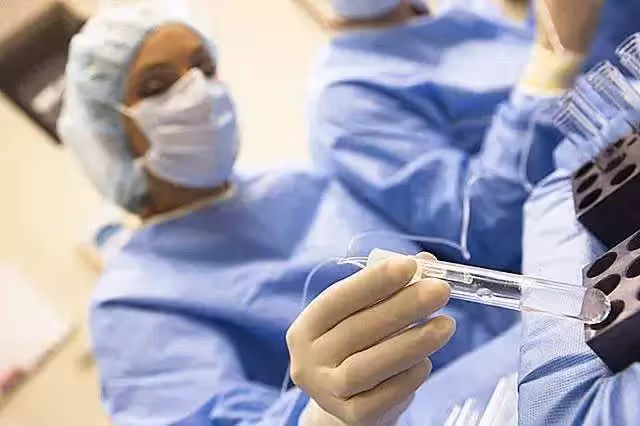 53歲大媽中年失獨,試管3次冒險生子終如願,但孩子抱在懷中,她卻悔不當初