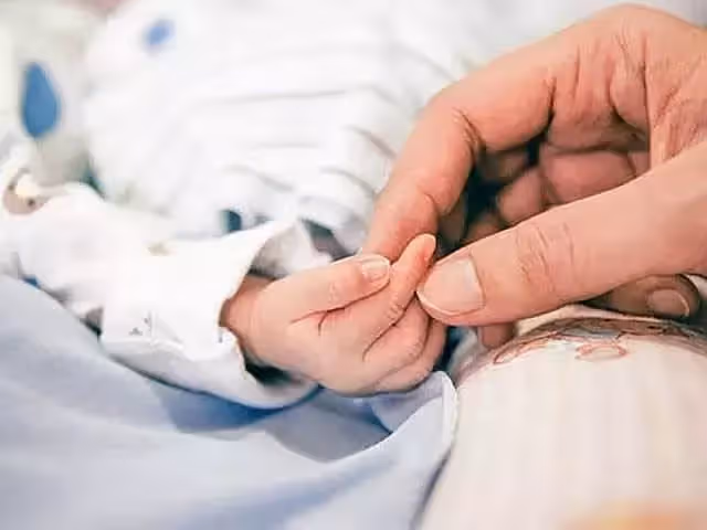 53歲大媽中年失獨,試管3次冒險生子終如願,但孩子抱在懷中,她卻悔不當初
