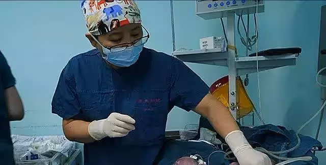 53歲大媽中年失獨,試管3次冒險生子終如願,但孩子抱在懷中,她卻悔不當初