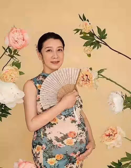 53歲大媽中年失獨,試管3次冒險生子終如願,但孩子抱在懷中,她卻悔不當初