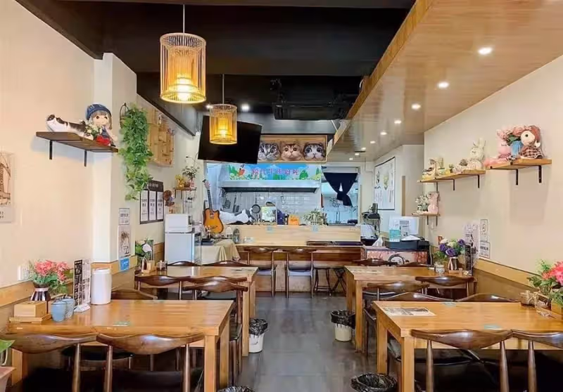 老人進店討水喝,突然倒地猝逝,老闆擔心被訛詐,誰知他兒子卻拿著鞭炮來到店裡