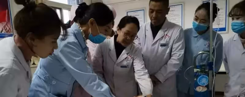 老人進店討水喝,突然倒地猝逝,老闆擔心被訛詐,誰知他兒子卻拿著鞭炮來到店裡