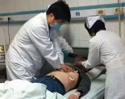 老人進店討水喝,突然倒地猝逝,老闆擔心被訛詐,誰知他兒子卻拿著鞭炮來到店裡
