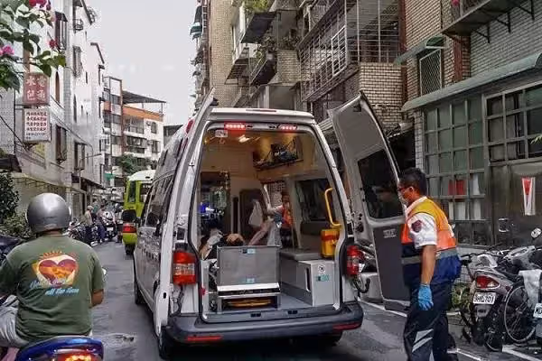 老人進店討水喝，突然倒地猝逝，老闆擔心被訛詐，誰知他兒子卻拿著鞭炮來到店裡
