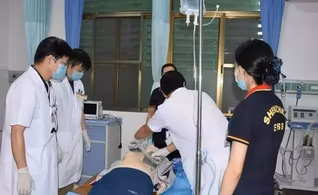 老人進店討水喝，突然倒地猝逝，老闆擔心被訛詐，誰知他兒子卻拿著鞭炮來到店裡