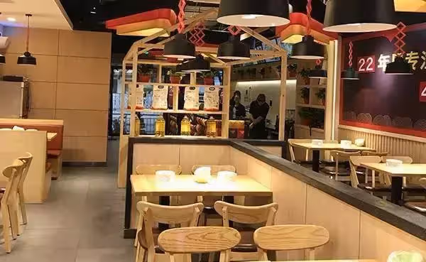 老人進店討水喝，突然倒地猝逝，老闆擔心被訛詐，誰知他兒子卻拿著鞭炮來到店裡