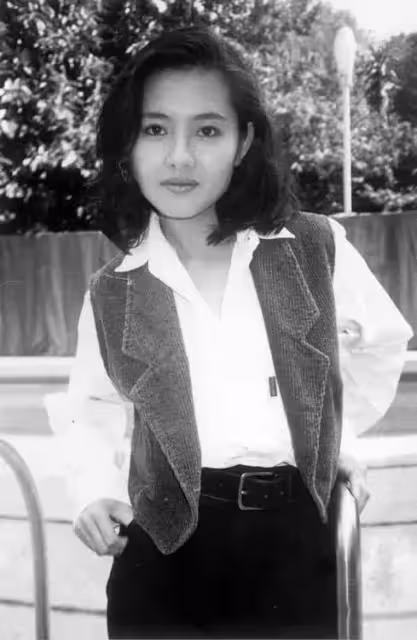 學生情人李麗珍,急流勇退回歸家庭卻失婚,今與女兒相依為命,56歲凍齡與女兒像姐妹