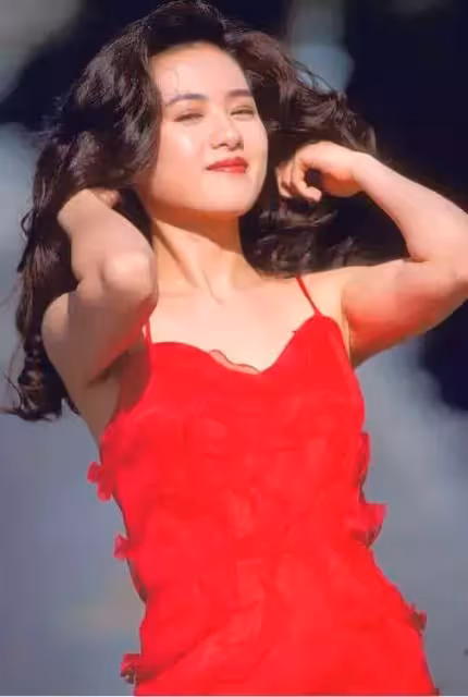 學生情人李麗珍,急流勇退回歸家庭卻失婚,今與女兒相依為命,56歲凍齡與女兒像姐妹