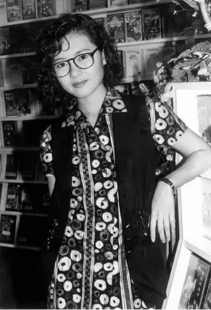 學生情人李麗珍,急流勇退回歸家庭卻失婚,今與女兒相依為命,56歲凍齡與女兒像姐妹