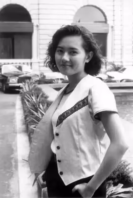 學生情人李麗珍,急流勇退回歸家庭卻失婚,今與女兒相依為命,56歲凍齡與女兒像姐妹