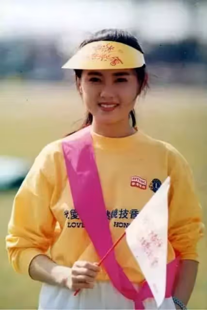 學生情人李麗珍,急流勇退回歸家庭卻失婚,今與女兒相依為命,56歲凍齡與女兒像姐妹