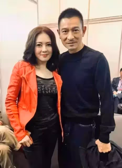 學生情人李麗珍,急流勇退回歸家庭卻失婚,今與女兒相依為命,56歲凍齡與女兒像姐妹