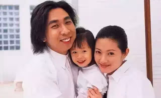學生情人李麗珍,急流勇退回歸家庭卻失婚,今與女兒相依為命,56歲凍齡與女兒像姐妹
