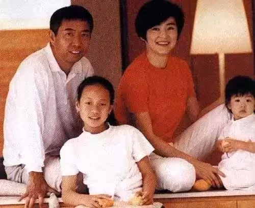 林青霞癡戀帥氣秦漢20年,卻遺憾分手,嫁給其貌不揚的現任安度半生:心安才是歸處