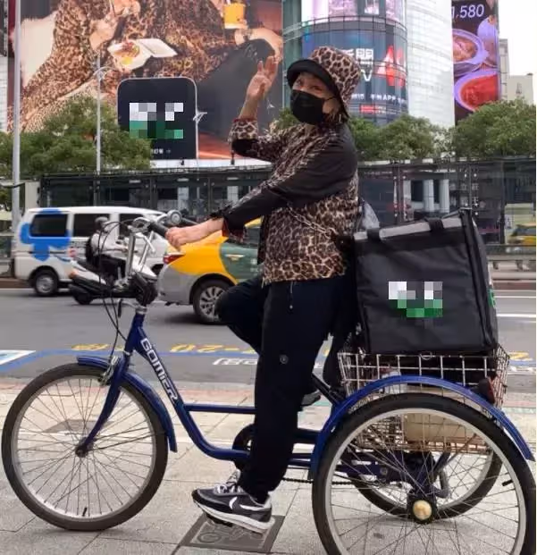70歲比莉真接地氣!騎三輪車送外賣,眼角眉梢透露好心情,艱難心酸的日子總會過去:要微笑面對生活!
