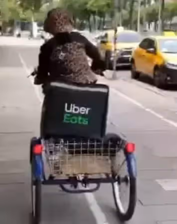 70歲比莉真接地氣!騎三輪車送外賣,眼角眉梢透露好心情,艱難心酸的日子總會過去:要微笑面對生活!