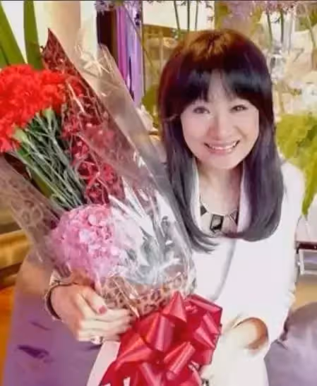 70歲比莉真接地氣!騎三輪車送外賣,眼角眉梢透露好心情,艱難心酸的日子總會過去:要微笑面對生活!