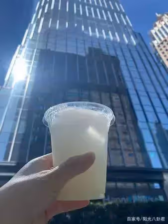 大S再婚後變賢妻,為老公具俊曄安排高檔酒店,貼心給記者送冷飲