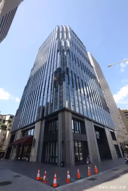 大S再婚後變賢妻,為老公具俊曄安排高檔酒店,貼心給記者送冷飲