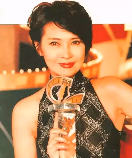 74歲蕭芳芳美過張曼玉,歷經兩段感情,被譽「最難忘前任」:女人的一生無需依靠男人