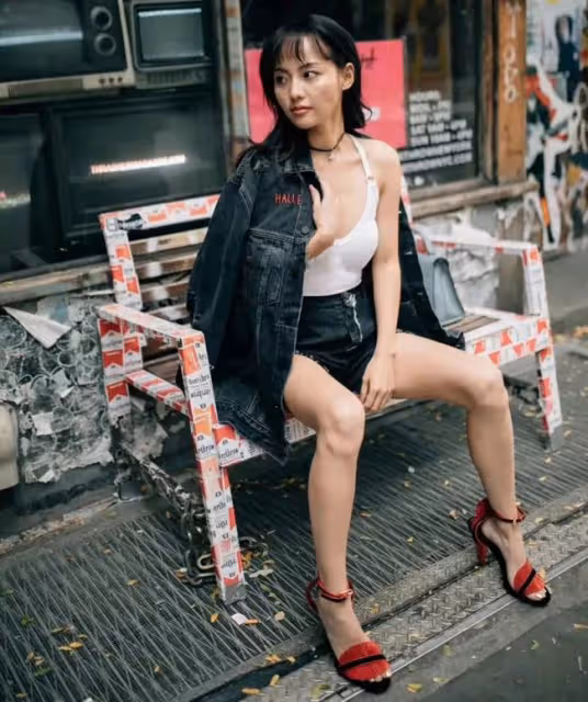 張嘉倪國外街拍照被翻出，衣著清涼反差大，清純人設備受質疑