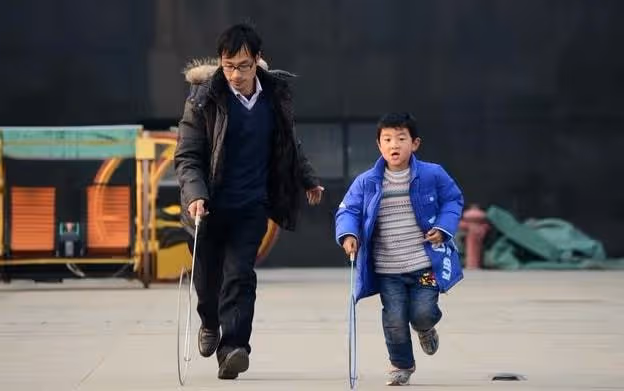 兒媳懷孕，婆婆睡沙發伺候，女兒回家後才知：這一切都是她慣的