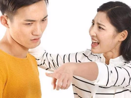 婆婆生病住院，我從娘家借來8萬塊救命錢送去，老公卻給我一耳光