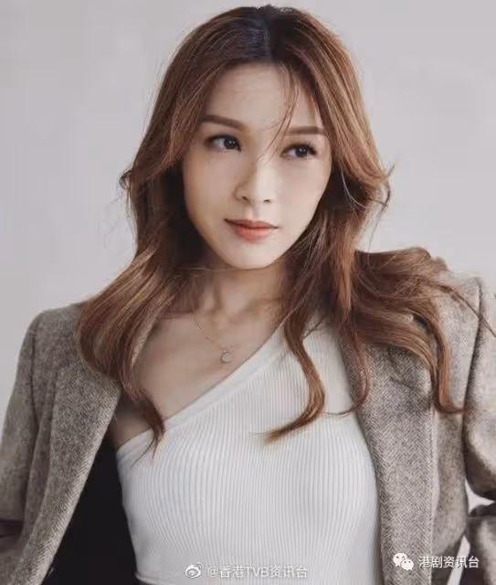 李佳芯罕曬白滑蛇腰勁誘惑!袁偉豪被老婆張寶兒一句話撻著